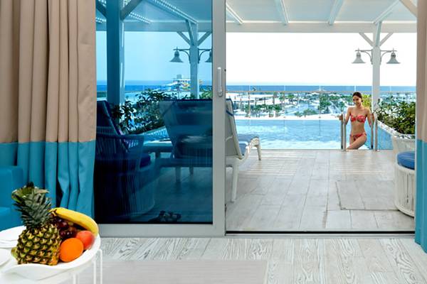 Frau im Bikini auf dem Balkon mit Meerblick im Sueno Hotels Deluxe Belek