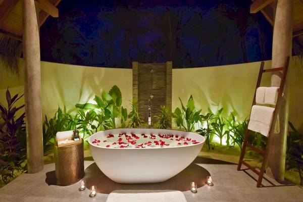 Außenwhirlbadewanne im Fushifaru Maldives Hotel mit Rosenblättern