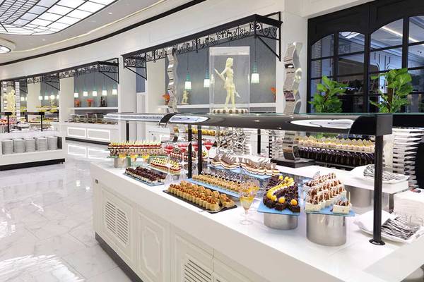 Buffet-Tisch im Sueno Hotels Deluxe Belek mit verschiedenen Desserts und Dekorationen.