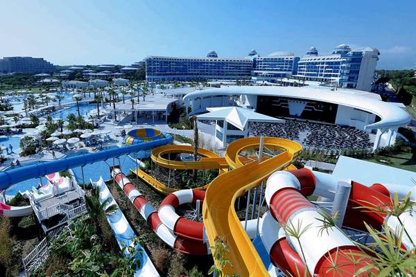 Luftaufnahme des Wasserparks und Hotelanlage Sueno Hotels Deluxe Belek