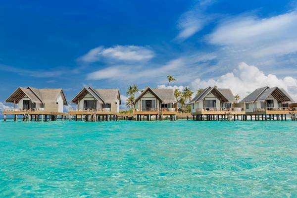 Fünf Wasservillen des Fushifaru Maldives Hotels stehen im Meer