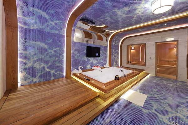 Suite Badezimmer mit Jacuzzi, Sauna und TV im Sueno Hotels Deluxe Belek