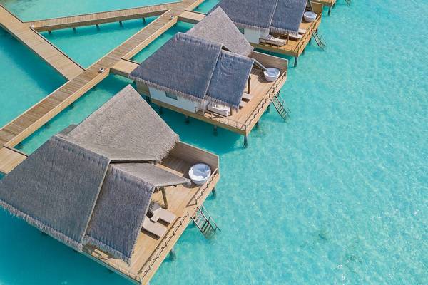 Luftaufnahme von Wasservillen im Fushifaru Maldives