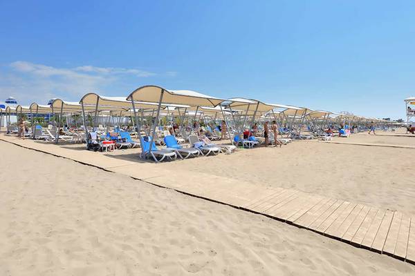 Strand mit vielen Sonnenliegen und Sonnenschirmen im Sueno Hotels Deluxe Belek