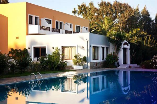 Außenansicht des Atlantica Marmari Beach Hotels mit Pool und Gebäuden.