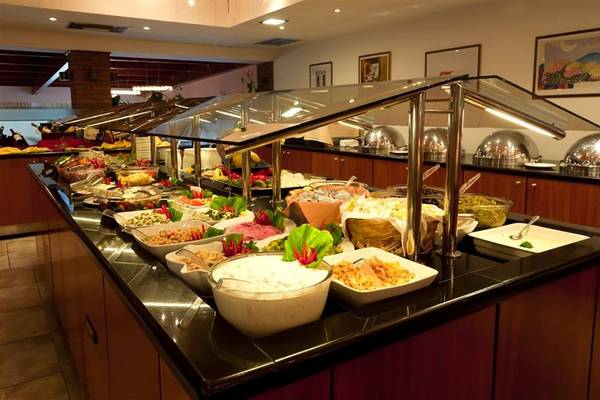Buffet im Atlantica Marmari Beach Hotel mit verschiedenen Speisen in Schalen und Schüsseln.