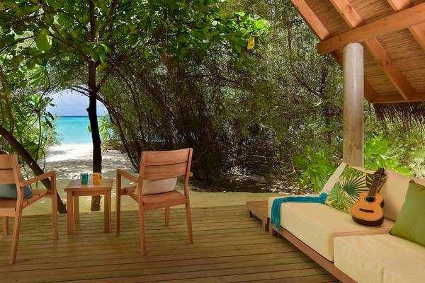 Holzterrasse des Fushifaru Maldives Hotels mit Blick auf den Strand