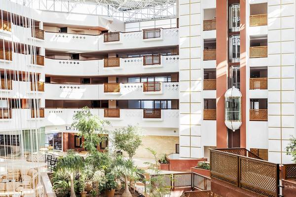 Innenansicht des Atlas Amadil Beach Hotels mit Foyer, Pflanzen und Terrassen.