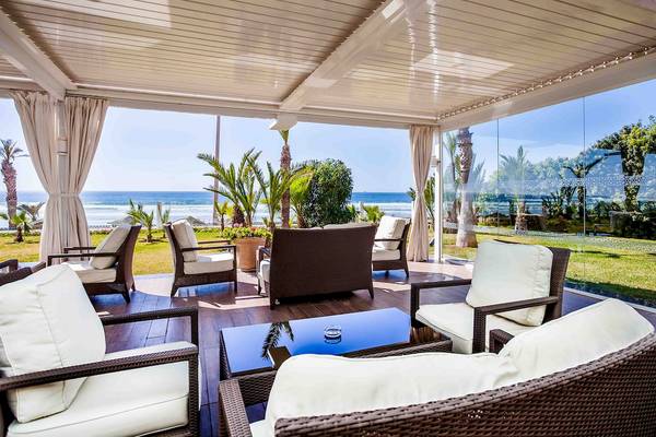 Terrasse des Atlas Amadil Beach Hotels mit Blick auf den Ozean