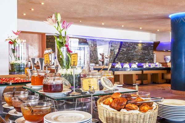 Frühstücksbuffet im Atlas Amadil Beach Hotel mit verschiedenen Broten, Aufschnitt und Marmeladen.