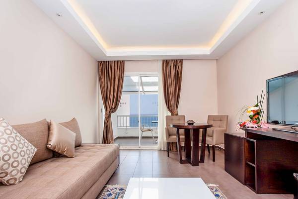 Wohnzimmer im Atlas Amadil Beach Hotel mit Blick auf das Meer.