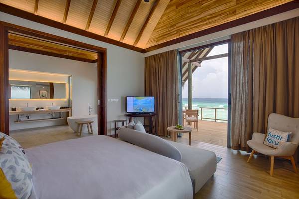 Fushifaru Maldives Hotelzimmer mit Meerblick, Flachbildfernseher und Balkon