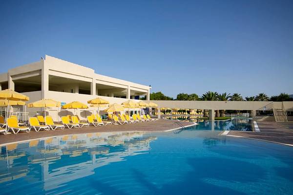 Außenpool und Liegebereich im Atlantica Holiday Village Kos