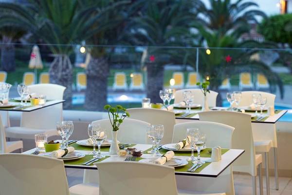 Restauranttisch im Atlantica Holiday Village Kos mit Blick auf den Pool