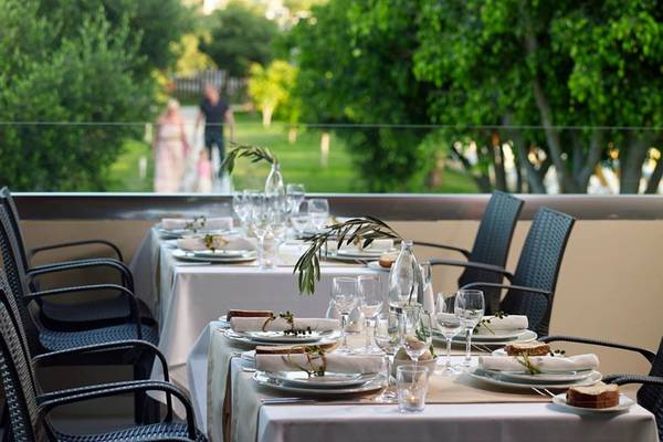 Tisch im Freien des Atlantica Holiday Village Kos mit Platzkarten und Geschirr