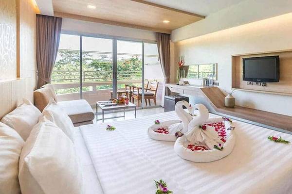 Luxuriöses Hotelzimmer im Chaba Samui Resort mit großem Bett, Balkon und Meerblick.