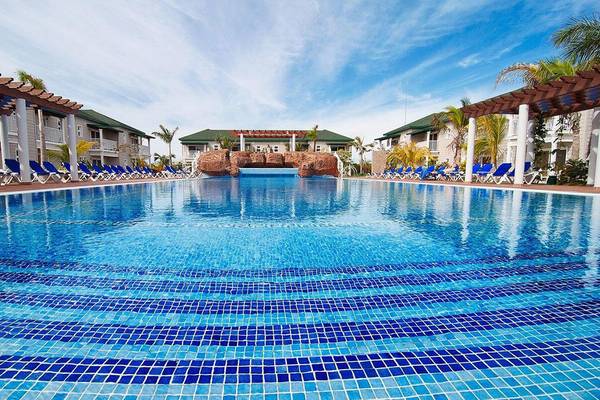 Valentin Varadero El Patriarca Hotel Pool mit Liegestühlen und Gebäuden im Hintergrund.