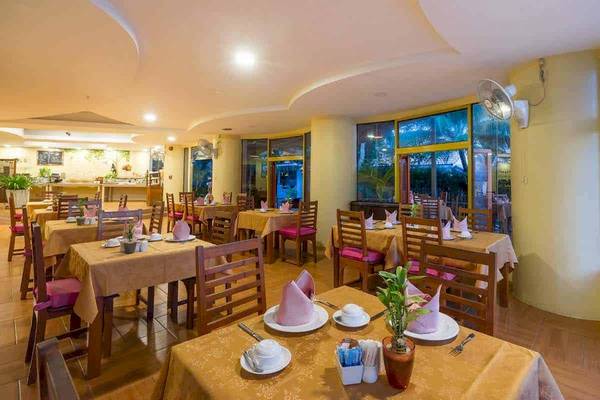 Innenansicht des Restaurants im Chaba Samui Resort mit gedeckten Tischen und Stühlen.