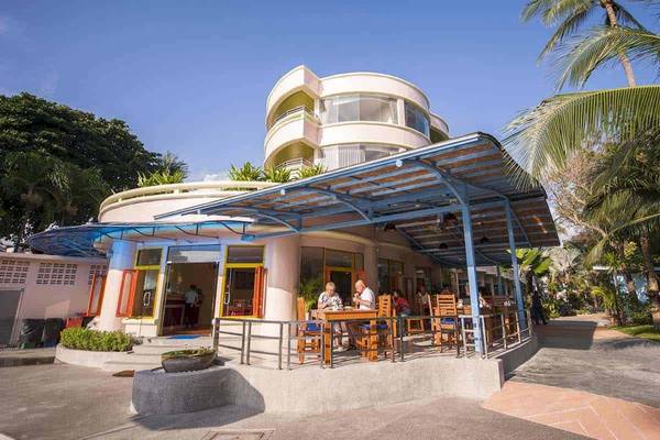 Foto von der Außenterrasse des Chaba Samui Resorts mit Gästen, die draußen sitzen.
