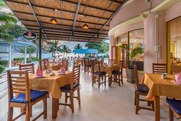 Innenansicht des Chaba Samui Resort Restaurants mit gedeckten Tischen und Stühlen.