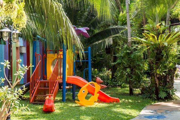 Kinderspielplatz im Chaba Samui Resort mit bunten Rutschen und Spielgeräten inmitten von tropischer Vegetation.