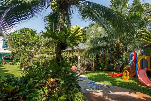 Kinderspielplatz im Chaba Samui Resort mit Rutsche und Klettergerüst