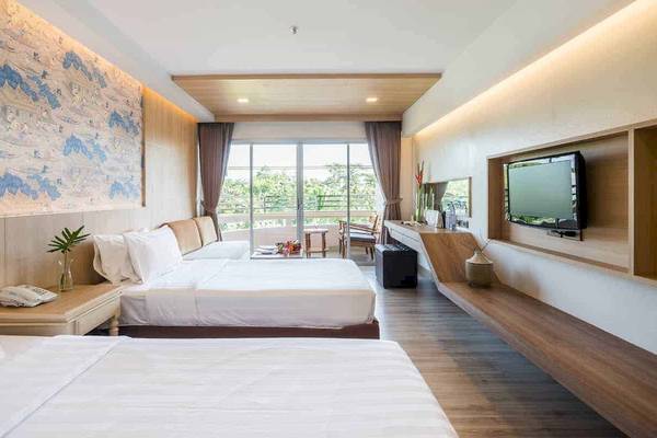 Innenansicht eines Hotelzimmers im Chaba Samui Resort mit zwei Betten, Fernseher und einem großen Wandbild.