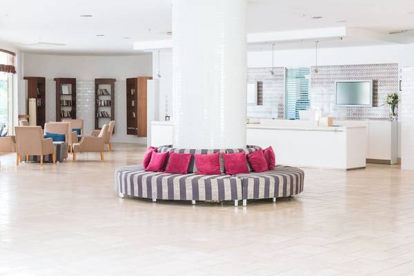 Hotellobby des Barut B Suites mit Möbeln und Dekor.