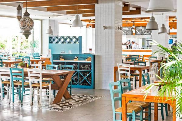Innenansicht des Restaurants im Barut B Suites Hotel mit blauen und weißen Möbeln.