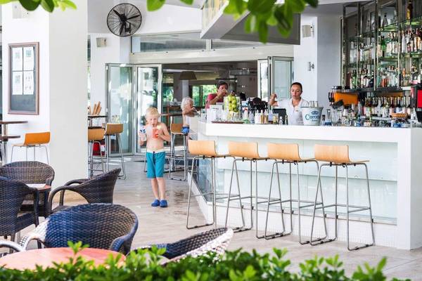 Kinder und Erwachsene genießen Getränke an der Cocktailbar des Barut B Suites Hotels.