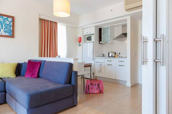 Wohnzimmer des Barut B Suites Hotels mit offenem Küchenbereich und Sofa