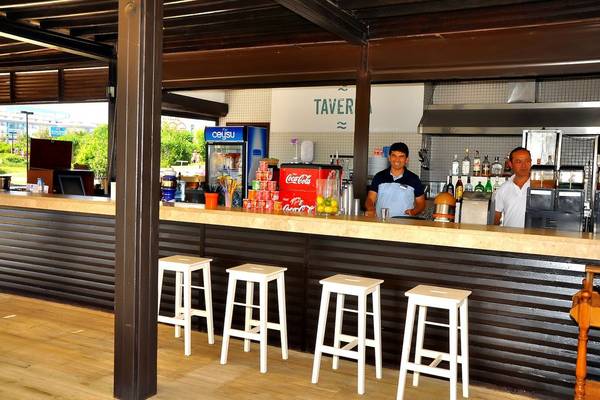 Innenansicht der Cocktailbar im Barut B Suites Hotel mit zwei Mitarbeitern und Barhockern.