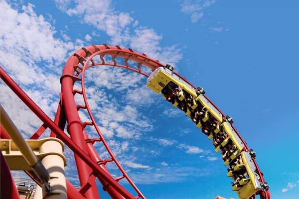 Rote Achterbahn am New York-New York Hotel & Casino bei Tageslicht