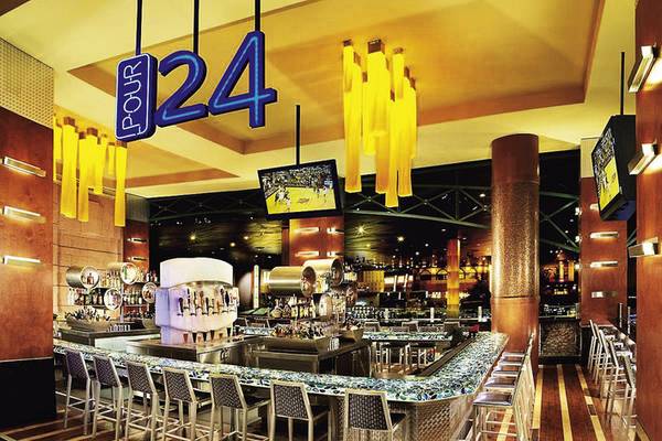 Barbereich im New York-New York Hotel & Casino mit der Nummer 124 an der Decke.