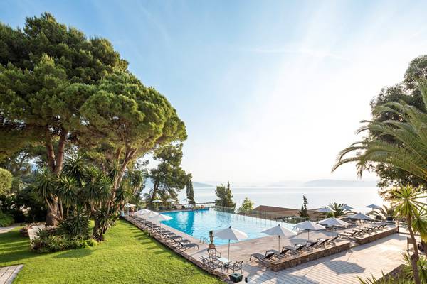 Außenbereich des Kontokali Bay Resorts mit Swimmingpool und Sonnenliegen.