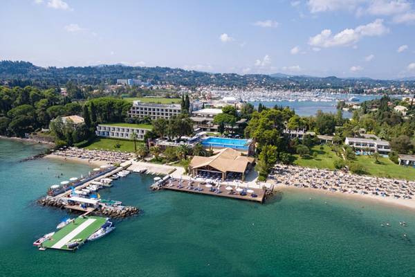 Luftaufnahme des Kontokali Bay Resort & Spa mit Pool, Strand und Hafen