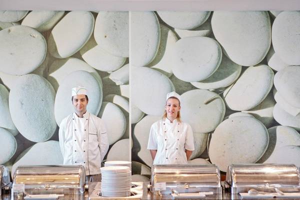 Zwei Köche vor einer Wand mit weißen Kieselsteinen im Kontokali Bay Resort & Spa