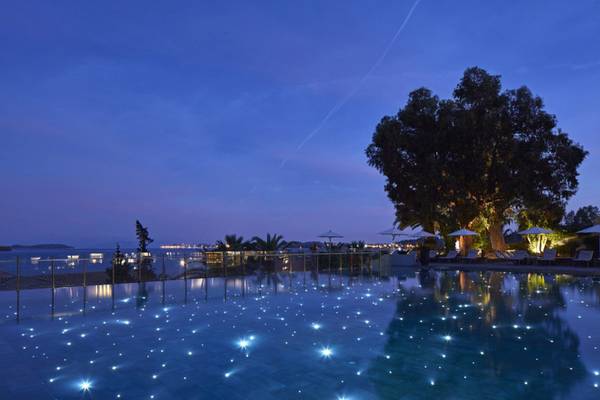 Pool im Kontokali Bay Resort & Spa bei Nacht mit vielen blauen Lichtern