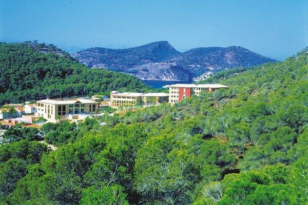 Bordoy Don Antonio Hotel auf einem Hügel mit Blick auf Berge und Meer