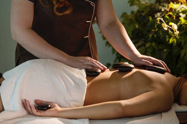 Massage im Hotel Kontokali Bay Resort & Spa mit heißen Steinen auf dem Rücken