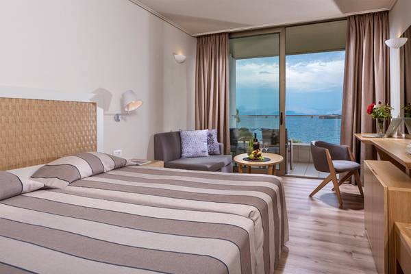 Hotelzimmer mit Meerblick und Balkon im Kontokali Bay Resort & Spa