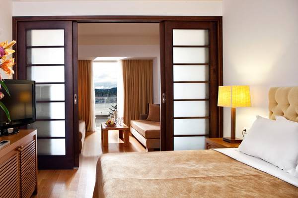Innenansicht eines Hotelzimmers im Kontokali Bay Resort & Spa mit Blick auf das Meer.