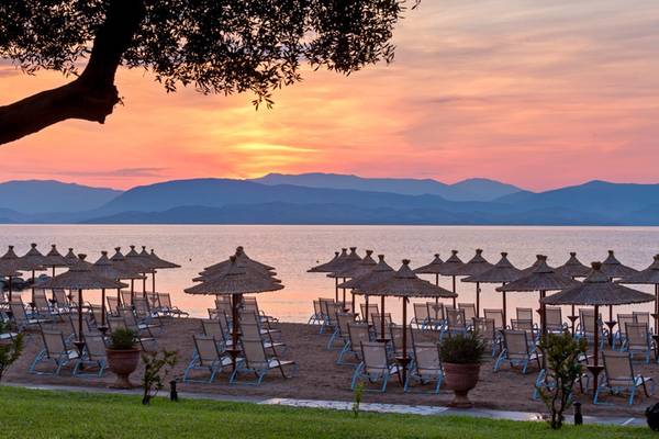 Sonnenuntergang am Kontokali Bay Resort & Spa mit Blick auf den Strand und die Berge