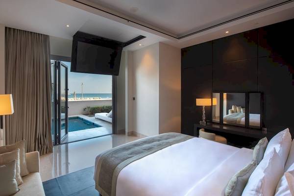 Suite im Kempinski Hotel Muscat mit Blick auf den Pool und das Meer