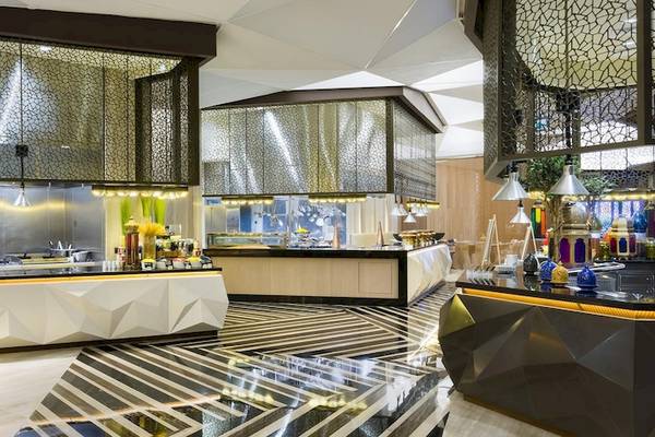 Innenansicht des Restaurants des Kempinski Hotels Muscat mit modernen Möbeln und geometrischen Mustern.