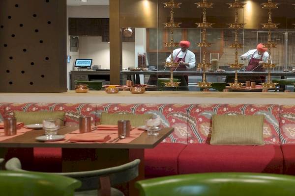Küche im Kempinski Hotel Muscat mit zwei Köchen, die hinter einer Glaswand arbeiten.