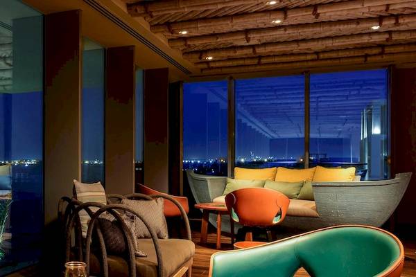 Innenansicht der Lounge im Kempinski Hotel Muscat mit Blick auf die Stadt