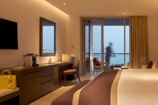 Innenansicht eines eleganten Hotelzimmers im Kempinski Hotel Muscat mit Blick auf das Meer.