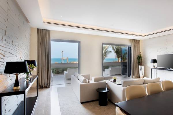 Wohnzimmer im Kempinski Hotel Muscat mit Blick auf das Meer.