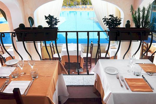 Balkonansicht auf Schwimmbad im Colonna Hotel Du Golf